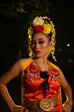 A Javanese dancer poses with sharp eyes and a golden costume on stage Fotos de archivo