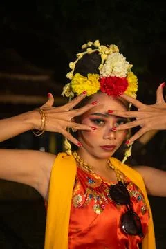 A Javanese dancer poses with sharp eyes and a golden costume on stage Fotos de archivo