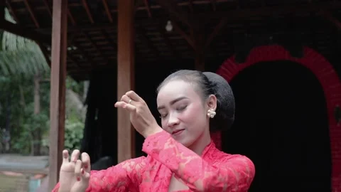 Javanese dancer showing her dancing pose Stock Footage 170526456