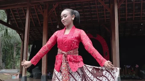 Javanese dancer showing her dancing pose Stock Footage 170526585