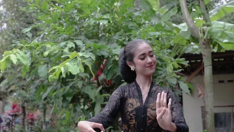 Javanese dancer showing her dancing pose Stock Footage 170526611