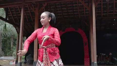 Javanese dancer showing her dancing pose Stock Footage 170526659
