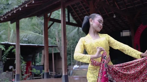 Javanese dancer showing her dancing pose Stock Footage 170526687
