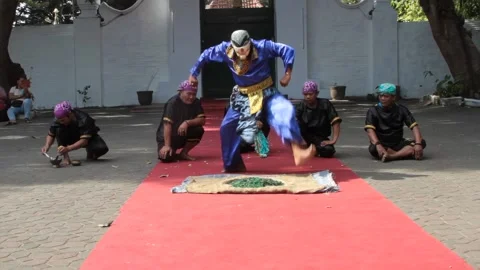 Javanese glass walking performance Vídeo Stock 289676719