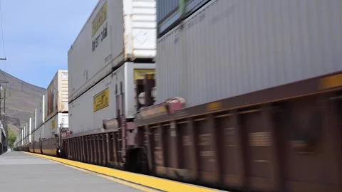 JB Hunt intermodal container freight train passes in closeup 스톡 동영상 295577160