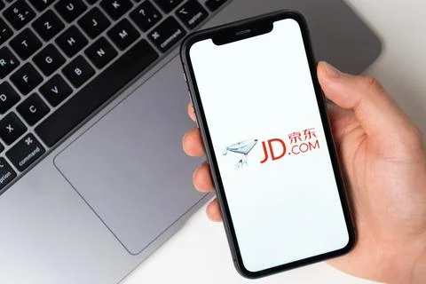 JD Jingdong Mall the application is open in the smartphone. The man is holding a 스톡 사진