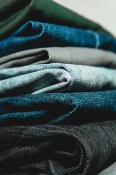 Jeans apilados, vista de cerca Stock Photos