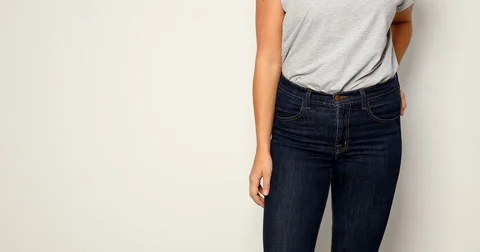 Jeans model turning 스톡 동영상 80500711