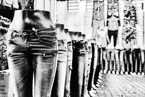 Jeans Schaufensterpuppen, bekleidet mit Jeans, stehen in Reihe hintereinan... Stock Photos