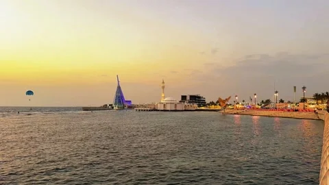 Jeddah Corniche panoramic view with Al Rahma Mosque and marina tower at sun.. Vídeos de archivo 342881308