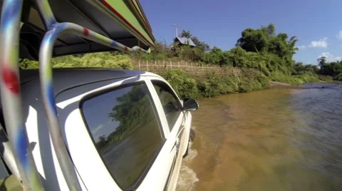 Jeep crossing river 库存影片 62533383