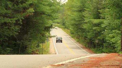 Jeep driving towards camera on rural road. Stock-Footage 8606893