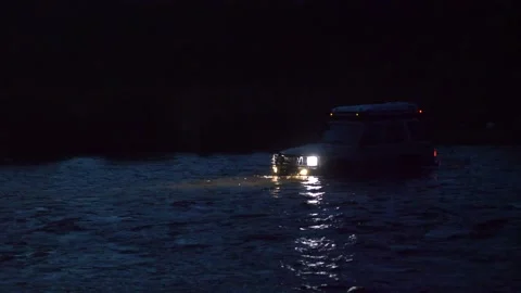 Jeep forcing a river at night Vidéo 236144236