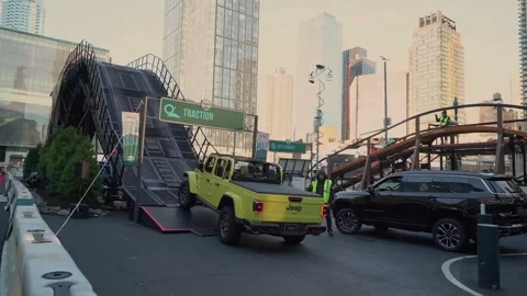 Jeep Gladiator performing an exciting stunt on urban ramp at a outdoor event 스톡 동영상 291626220