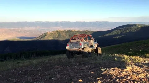 Jeep on a mountain top HD  Stock-Footage 68718086