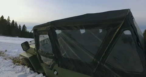 Jeep reverse in snow  Vídeo Stock 142319897