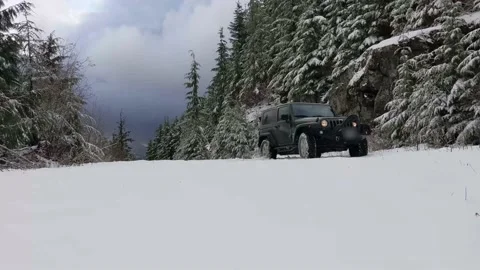 Jeep in the snow Vídeo Stock 172564948