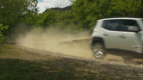 Jeep on Tuscan tree lined dirt road Stock-Footage 76154419