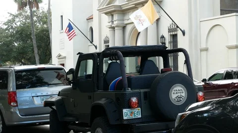 Jeep Wrangler outside St. Augustine Cathedral, Florida, United States. 스톡 동영상 116027342