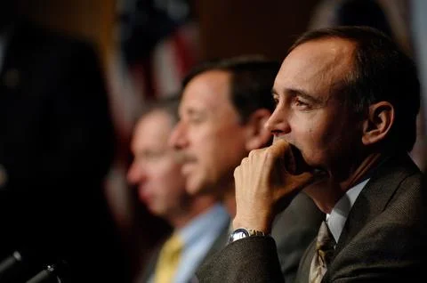Jeff Hanley, Constellation Program Manager, right, listens to a question du.. Foto stock