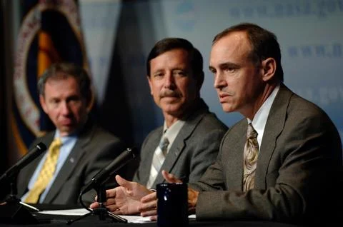 Jeff Hanley, Constellation Program Manager, right, announces to NASA employ.. Foto stock