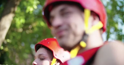 Jerky focus rack on man and woman wearing sport helmet and life jacket before Vidéo 134920250