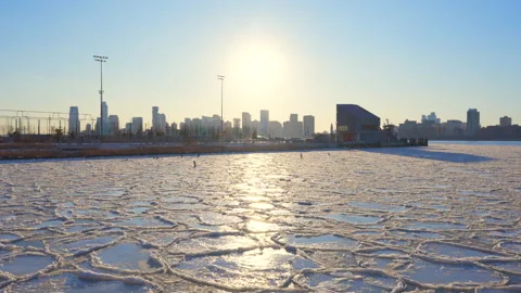 Jersey City skyscraper stands beyond frozen Hudson River in New York City. Vidéo 301280684