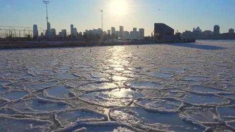 Jersey City skyscraper stands beyond frozen Hudson River in New York City. Видео 301280693