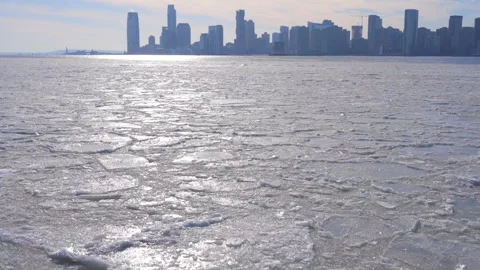 Jersey City skyscraper stands beyond frozen Hudson River in New York City. Vidéo 301666871