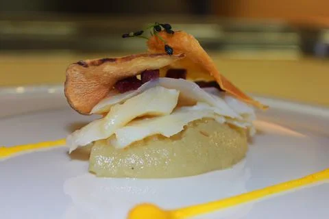 Jerusalem artichoke puree with cod fish flakes and potato crisp Stock-Fotos