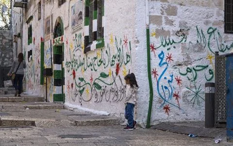 Jerusalem: Farbig bemaltes Haus - Stolz auf die Mekka-Reise. Ein kleines M... Stock Photos