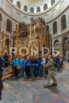JERUSALEM, ISRAEL - FEBRUARY 17, 2013: Tourists waiting in long rows to enter Stock Photos