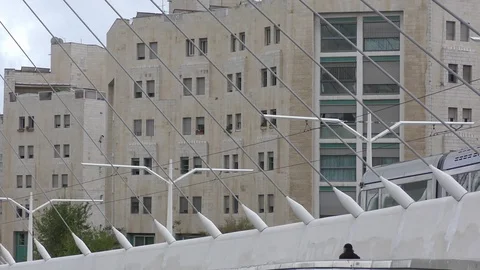 Jerusalem light train rail tram on the modern string bridge in Jerusalem, Israel Видео 104019176