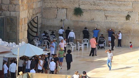 Jerusalem - Men praying at the western wall timelapse Stock-Footage 92052879