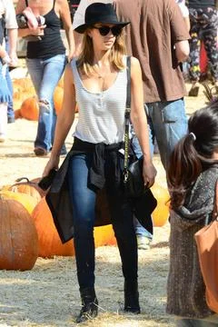  Jessica Alba at the Pumpkin Patch in Beverly Hills, California - 20 Octob... Fotos de archivo