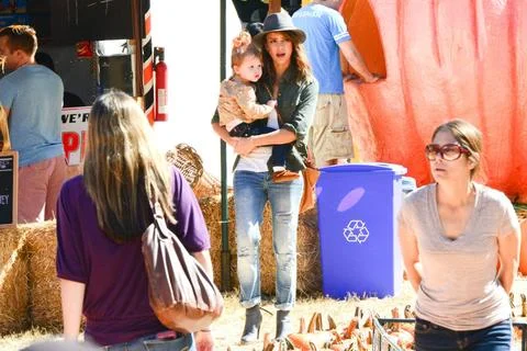  Jessica Alba at the Pumpkin Patch with her daughter Haven in Beverly Hill... Fotos de archivo