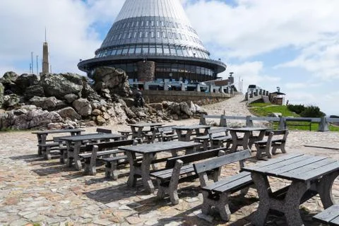 Jested telecommunication transmitter tower on Jested Mountain, Liberec, Czech 库存照片