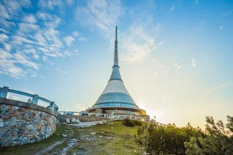 Jested - unique architectural building. Hotel and TV transmitter on the top of Foto stock