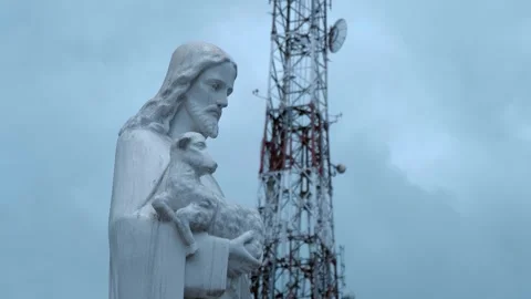 Jesus Christ Good Shepherd statue and Da Lat TV tower 库存影片 333396779