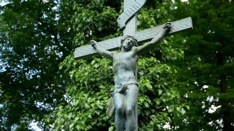 Jesus hanging on a cross on a background of trees Video stock 115033466