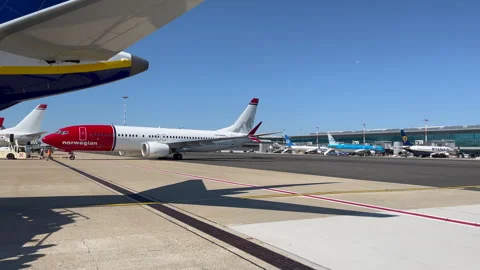 Jet airplane pushback from the gate into flight position. 库存影片 340634869