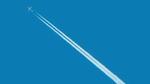 Jet airplane with trail 库存影片 92142242