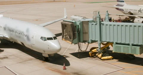 Jet Bridge Connecting to Flight Vídeos de archivo 247301967