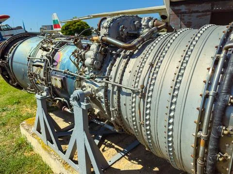 A jet engine is on display at an aviation museum. The engine has many metal p Foto stock