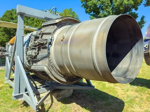 Jet engine display at an outdoor exhibit with clear blue sky in a public spac Foto stock