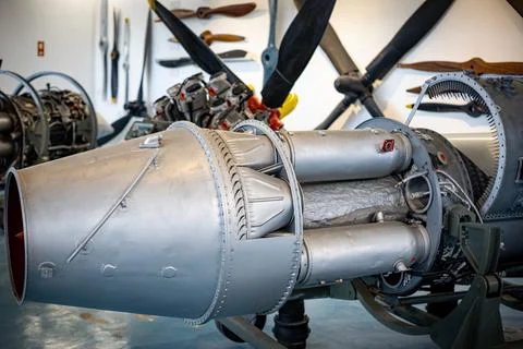Jet engine displaying complex internal components and engineering 库存照片