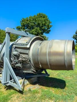 A jet engine is fixed on a display stand in an outdoor area. The engine has m Foto stock