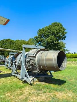 A jet engine is mounted on a stand at an outdoor aviation museum. The scene s Foto stock