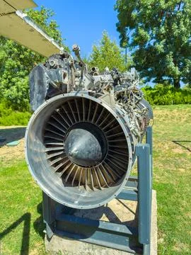 A jet engine is mounted on a stand in an outdoor area. The setting features g Foto stock