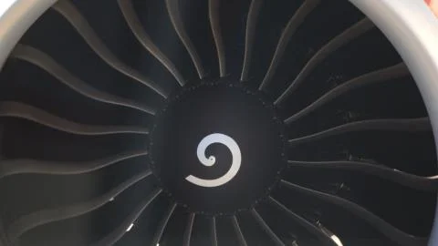 Jet engine rotor blades rotating - airplane in airplane Foto stock
